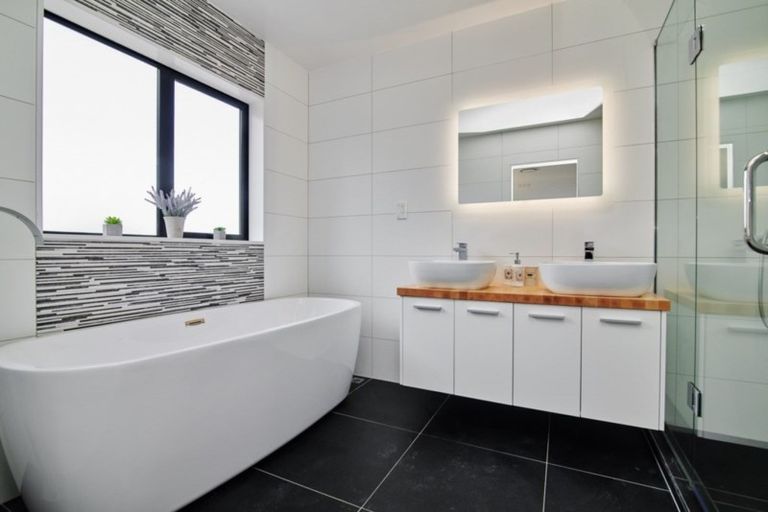 Photo of property in 30 Ascension Crescent, Orewa, 0931