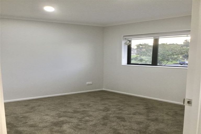 Photo of property in 4223a Great North Road, Glendene, Auckland, 0602