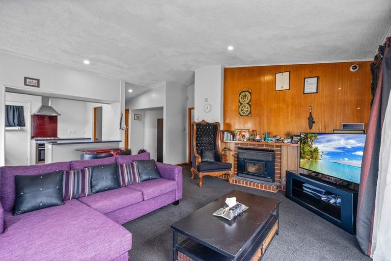 Photo of property in 35 Beaubank Road, Kelston, Auckland, 0602