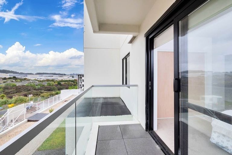 Photo of property in Apollo Apartments, 201/46 Rosedale Road, Rosedale, Auckland, 0632