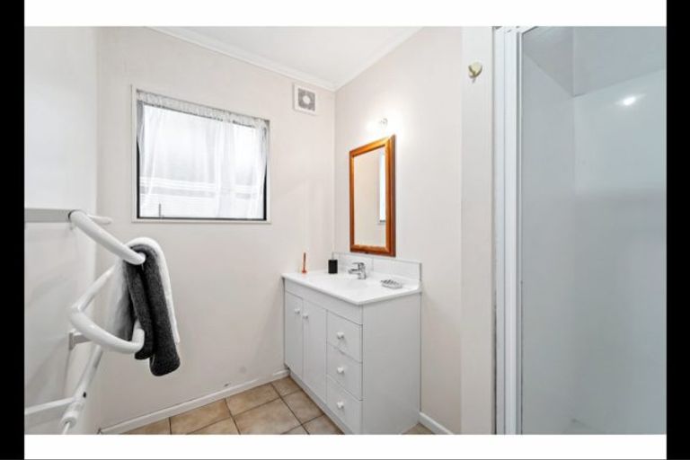 Photo of property in 2/5 Anne Road, Hillcrest, Auckland, 0627