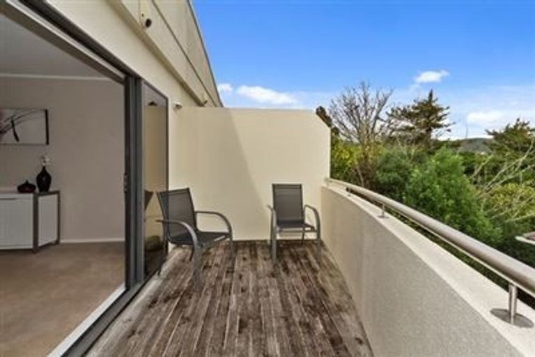 Photo of property in 2/14 Duncan Street, Tawa, Wellington, 5028