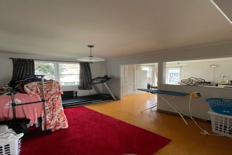 Photo of property in 5 Lex Avenue, Green Bay, Auckland, 0604