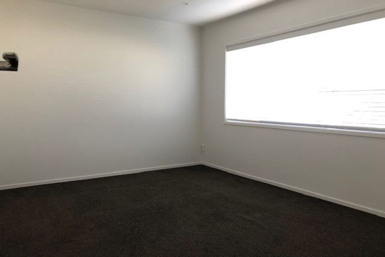 Photo of property in 2/5 Tobruk Crescent, Milford, Auckland, 0620