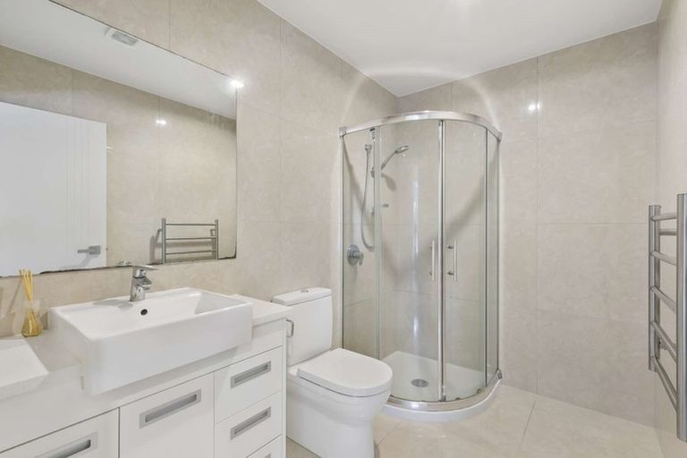 Photo of property in 2b St Clair Place, Browns Bay, Auckland, 0630