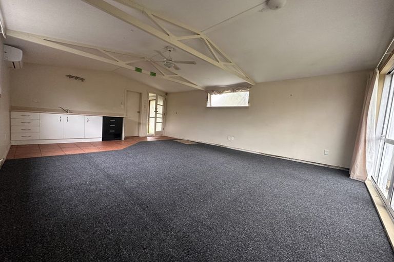 Photo of property in 13 Yeovil Road, Te Atatu Peninsula, Auckland, 0610