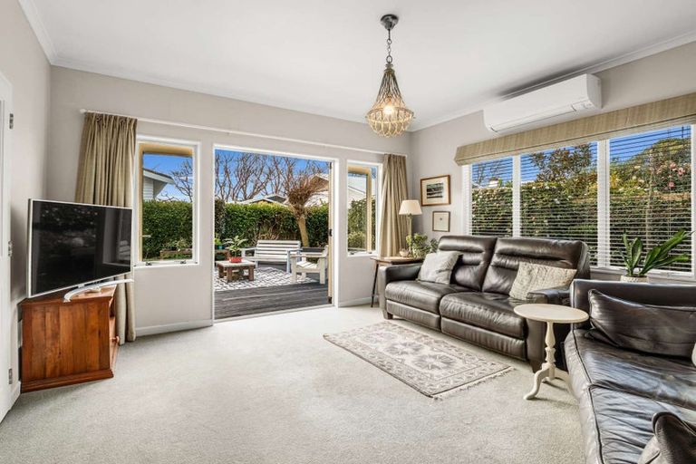 Photo of property in 42 Manapouri Crescent, Hokowhitu, Palmerston North, 4410