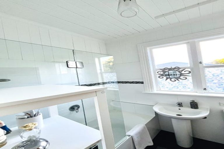 Photo of property in 13 Paisley Terrace, Karori, Wellington, 6012