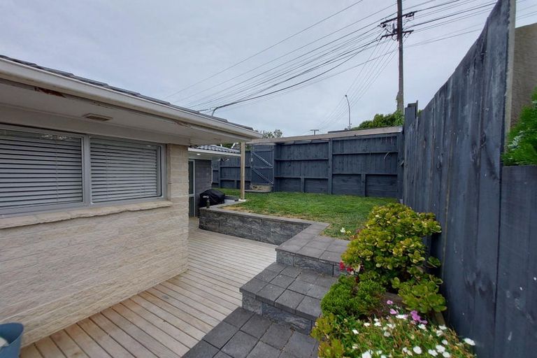 Photo of property in 1/367 Wairau Road, Totara Vale, Auckland, 0629