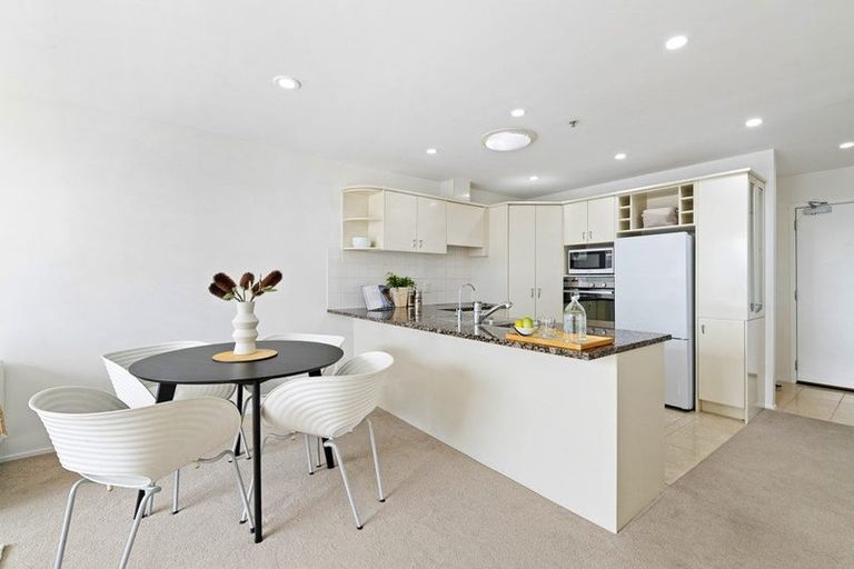 Photo of property in Mon Desir Apartments, 5/175h Hurstmere Road, Takapuna, Auckland, 0622