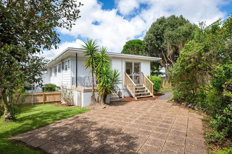 Photo of property in 14 Holdaway Avenue, Northcote, Auckland, 0627