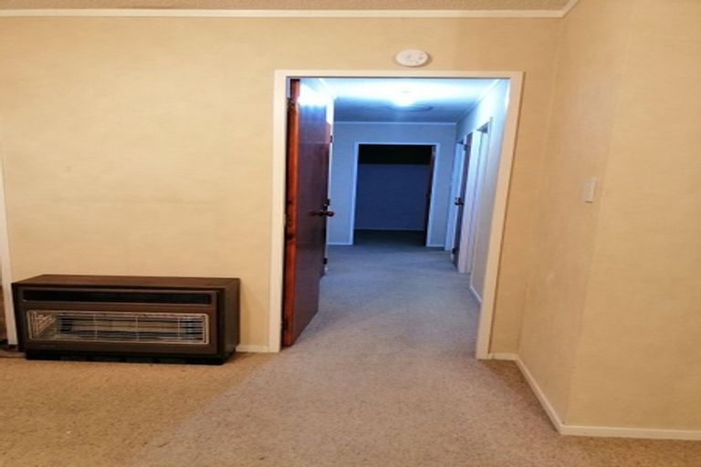 Photo of property in 92 Oakfield Crescent, Pukete, Hamilton, 3200