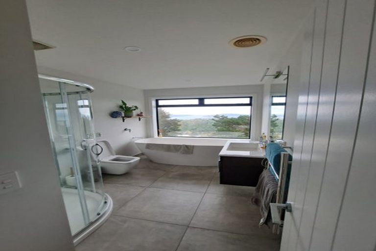 Photo of property in 16 Piper Way, Newlands, Wellington, 6037