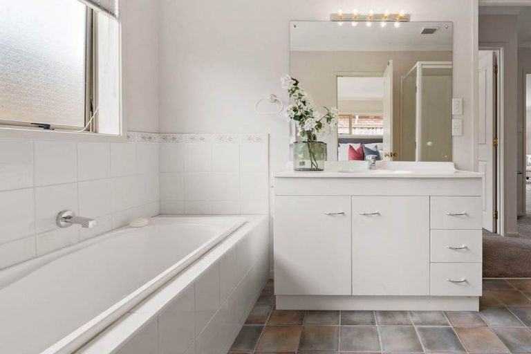 Photo of property in 10 Attymon Lane, East Tamaki, Auckland, 2016