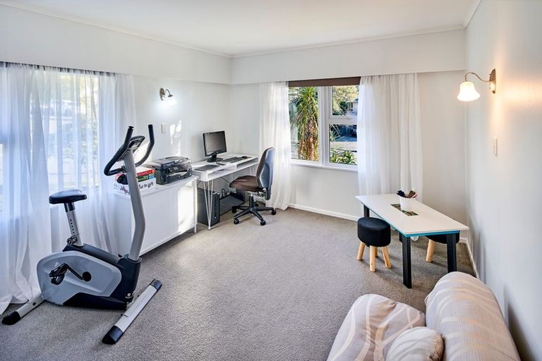 Photo of property in 1 Ecclesfield Grove, Silverstream, Upper Hutt, 5019