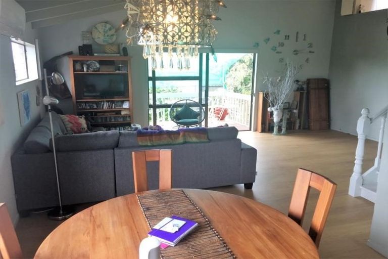 Photo of property in 1/42 Pokapu Street, Titirangi, Auckland, 0600