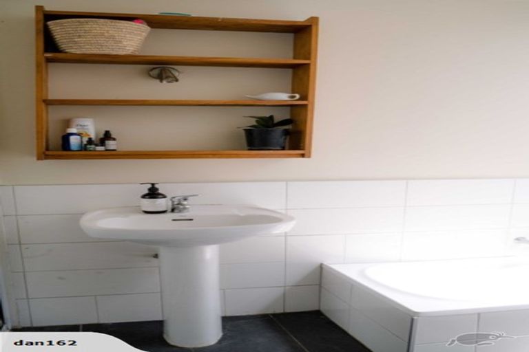 Photo of property in 21 Rauhuia Crescent, Parau, Auckland, 0604