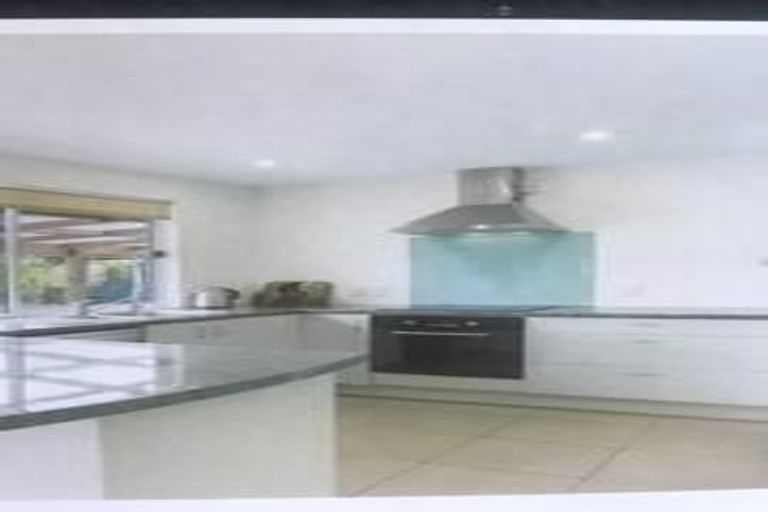 Photo of property in 10 Heversham Place, Glendene, Auckland, 0602