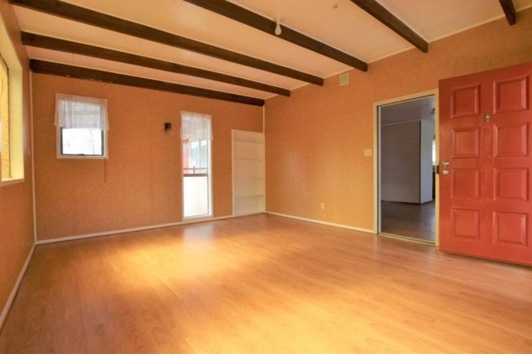 Photo of property in 38 Larissa Avenue, Henderson, Auckland, 0610