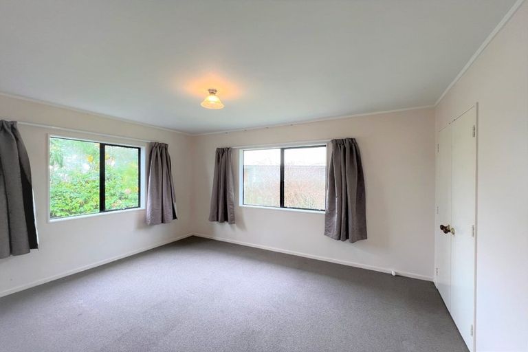 Photo of property in 2/18 Mirovale Place, Totara Vale, Auckland, 0629