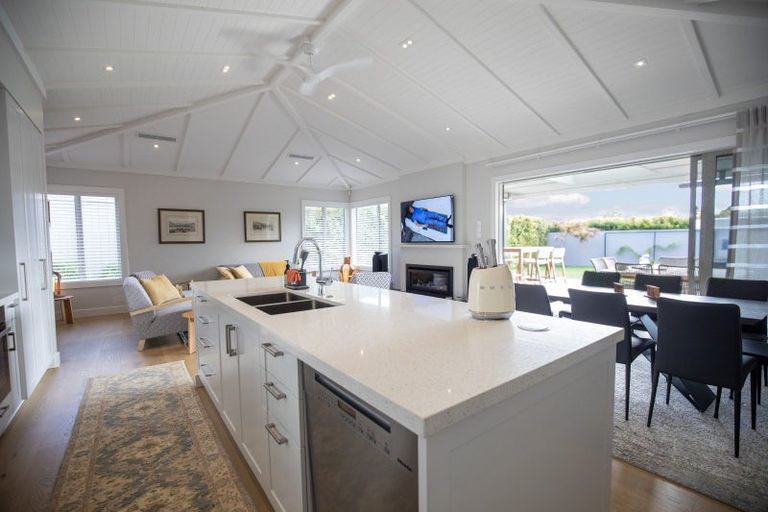 Photo of property in 32 Wallis Street, Raglan, 3225