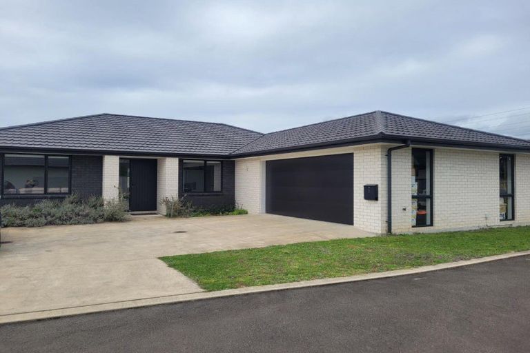 Photo of property in 7 Twin Way, Hurworth, New Plymouth, 4310