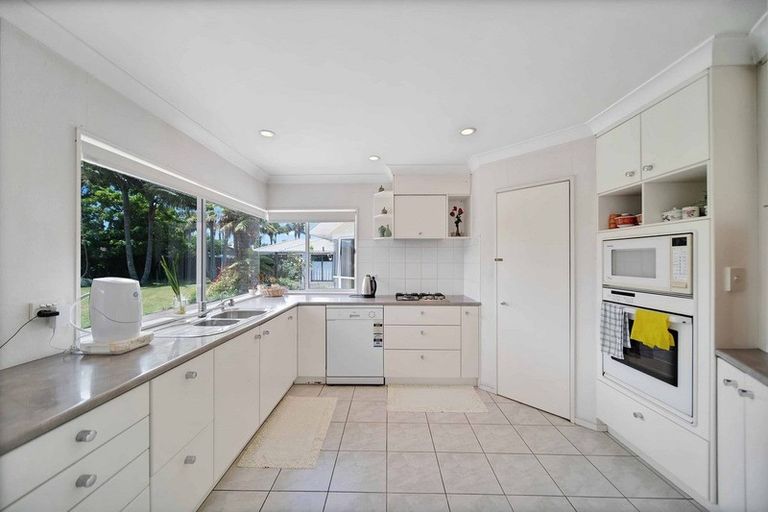 Photo of property in 11 Perotti Place, Conifer Grove, Takanini, 2112