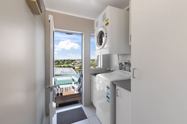 Photo of property in 1/76 Totaravale Drive, Totara Vale, Auckland, 0629