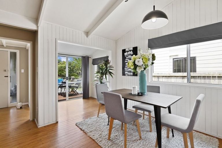 Photo of property in 9 Walton Street, Red Beach, 0932