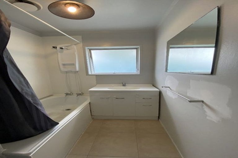 Photo of property in 1040 East Coast Road, Fairview Heights, Auckland, 0630