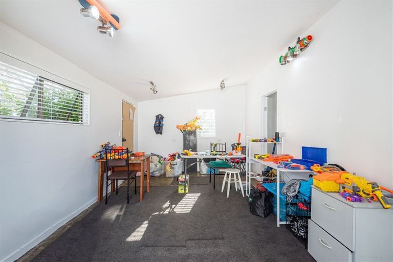 Photo of property in 83 Onewa Road, Northcote, Auckland, 0627