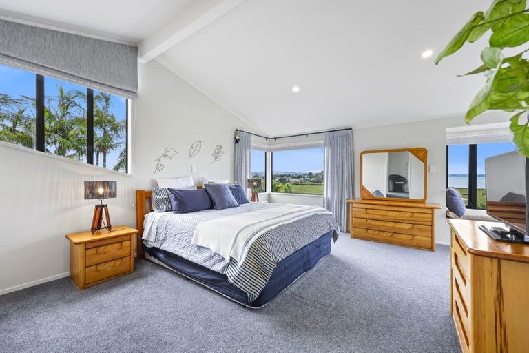 Photo of property in 16 Oakpark Place, West Harbour, Auckland, 0618