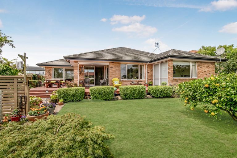 Photo of property in 14 Stranraer Crescent, Wattle Downs, Auckland, 2103