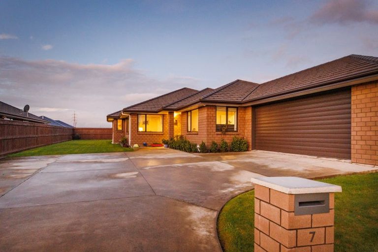 Photo of property in 7 Cyprus Place, Fitzherbert, Palmerston North, 4410