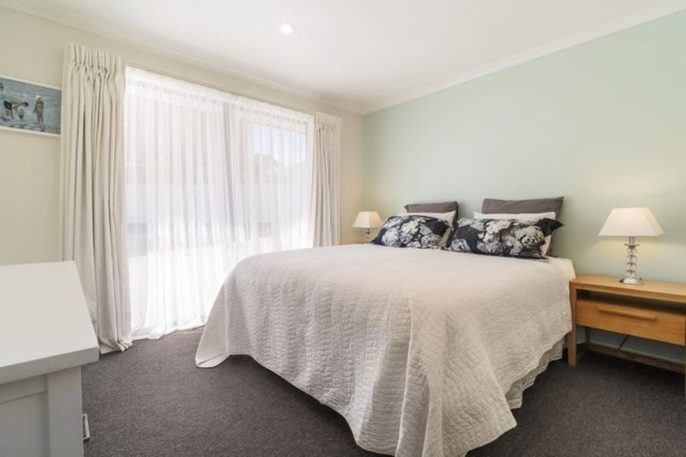 Photo of property in 70a Hobsonville Road, West Harbour, Auckland, 0618