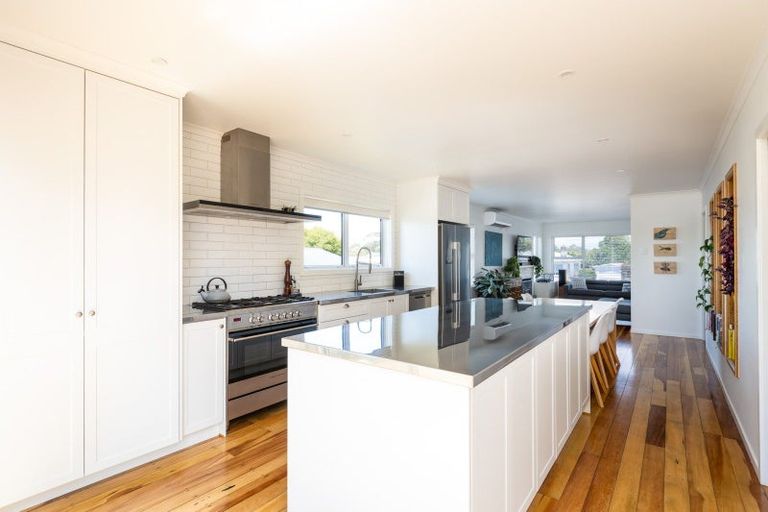 Photo of property in 10 Margaret Place, Merrilands, New Plymouth, 4312