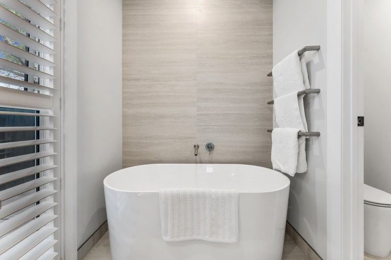 Photo of property in 32 Sandpiper Avenue, Point Wells, 0986