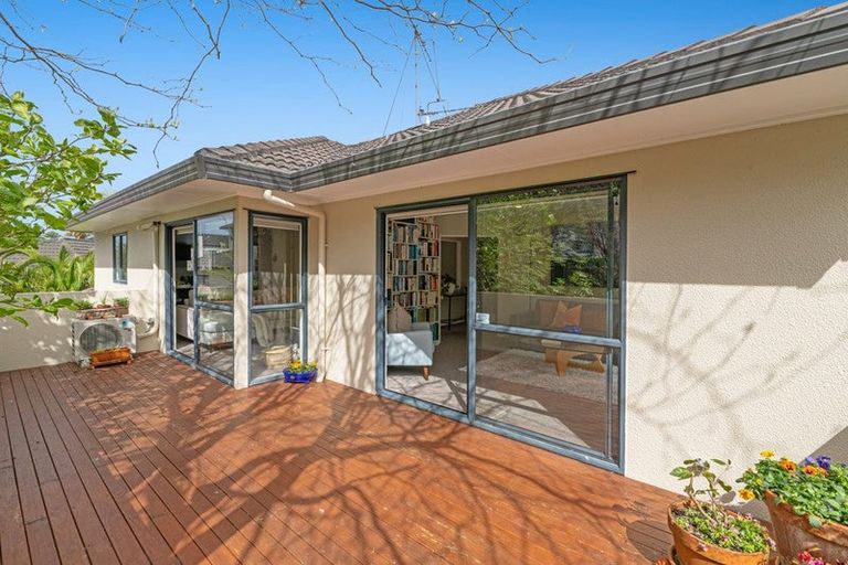Photo of property in 19 Calypso Way, Unsworth Heights, Auckland, 0632