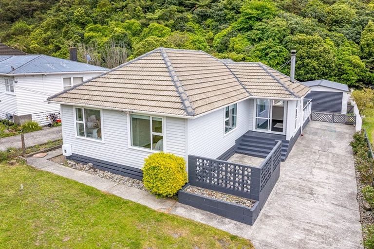 Photo of property in 52 Lees Grove, Wainuiomata, Lower Hutt, 5014