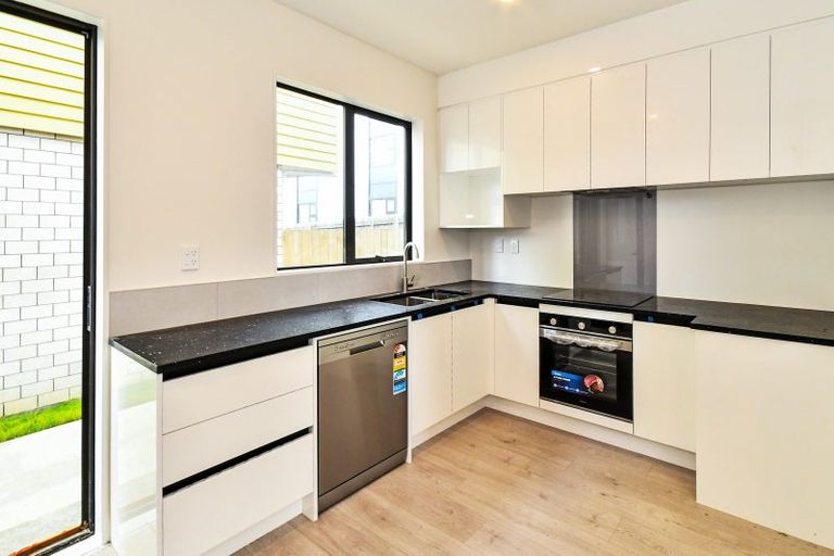 Photo of property in 2/3226 Great North Road, New Lynn, Auckland, 0600