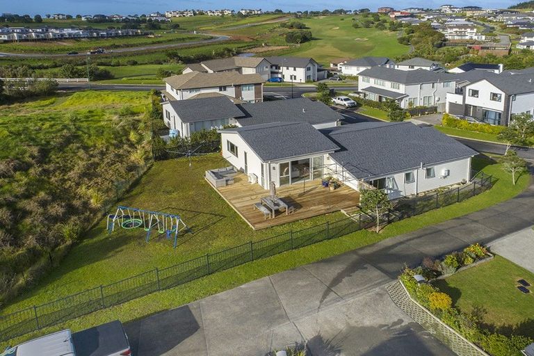 Photo of property in 33 Kaipuke Crescent, Gulf Harbour, Whangaparaoa, 0930