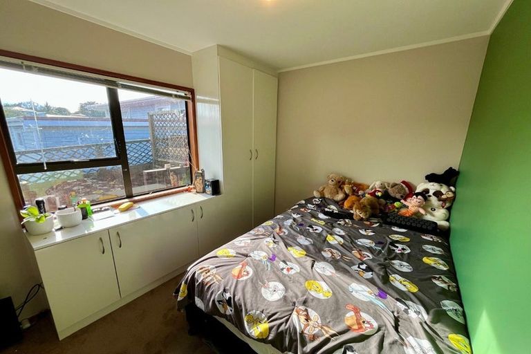 Photo of property in 2/11 Firle Place, Green Bay, Auckland, 0604