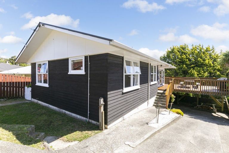 Photo of property in 23 Lynda Avenue, Paparangi, Wellington, 6037