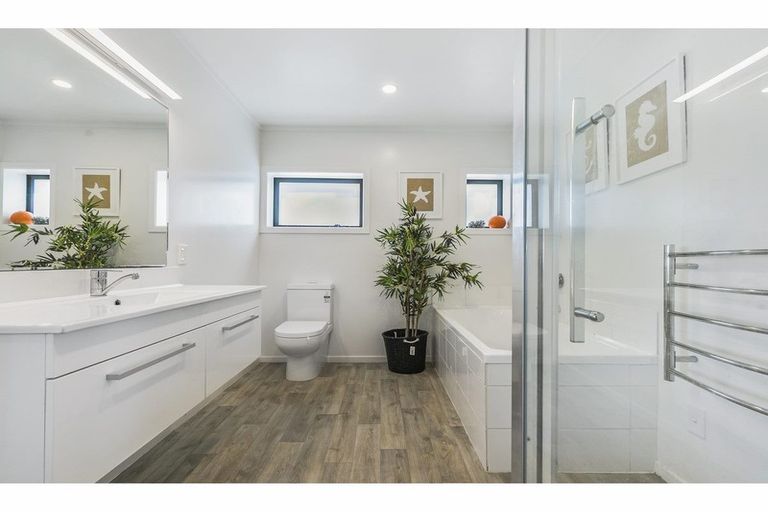 Photo of property in 82 Bay Street, Red Beach, 0932