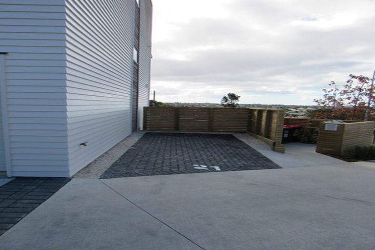 Photo of property in 3/15 Chivalry Road, Glenfield, Auckland, 0629