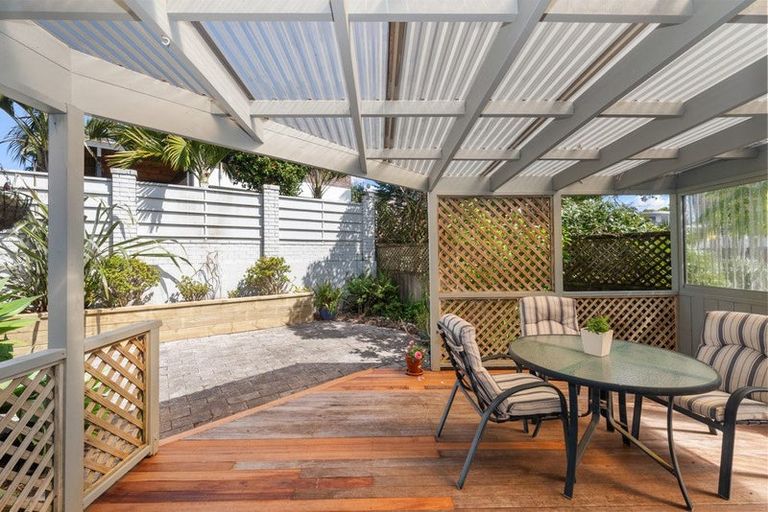 Photo of property in 1/16 Sailfish Drive, West Harbour, Auckland, 0618