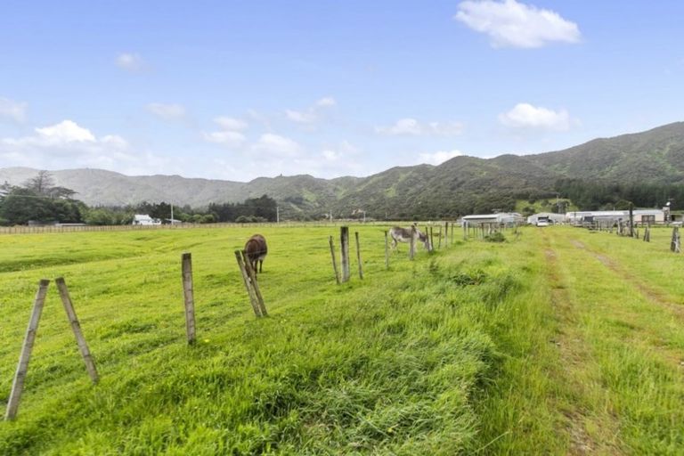 Photo of property in 104 Upper Fitzherbert Road, Wainuiomata, 5373