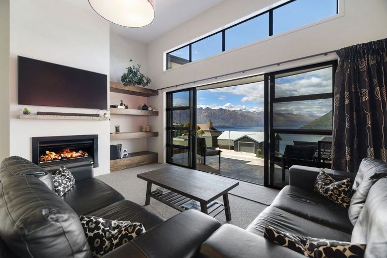 Photo of property in 70 Wynyard Crescent, Fernhill, Queenstown, 9300