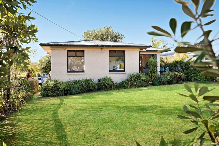 Photo of property in 1/65 Arran Road, Browns Bay, Auckland, 0630