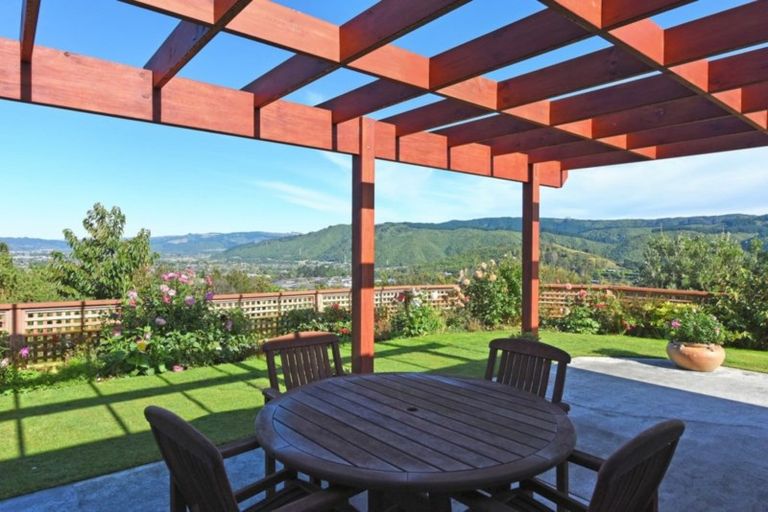 Photo of property in 3 Streets Way, Timberlea, Upper Hutt, 5018